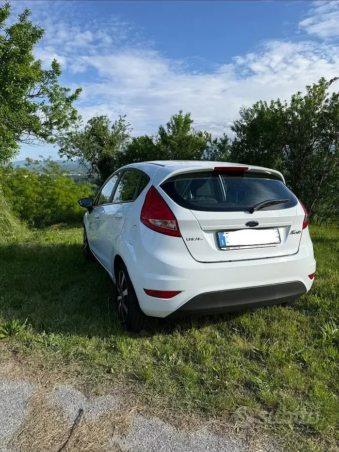 Usata Ford Fiesta 82 CV (60 kW) 2010 Bianco Berlina