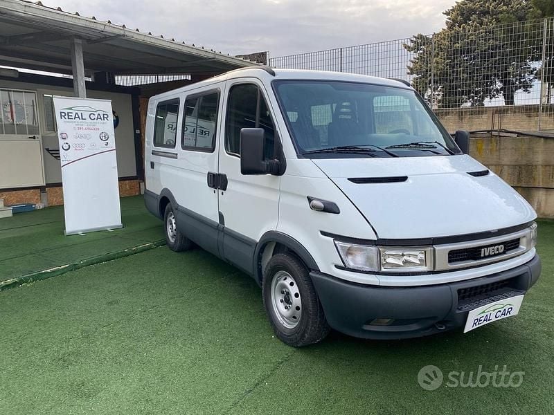 Usata Iveco 35.12 116 CV (85 kW) 2004 Bianco Furgone