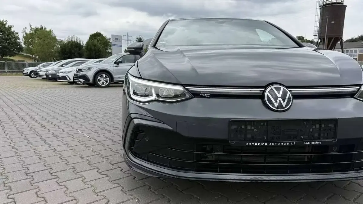 Usata VW Golf VIII R-line 150 CV (110 kW) 2024 Grigio Berlina