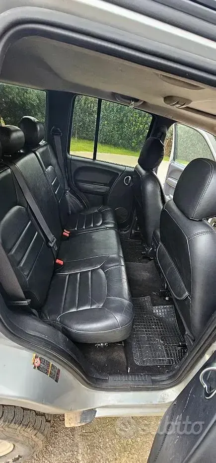 Usata Jeep Cherokee 143 CV (105 kW) 2003 Grigio SUV