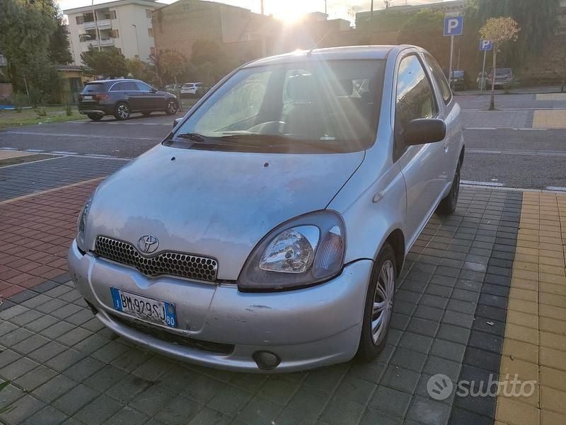 Grigio Usata 2002 Toyota Yaris Due volumi | 600 € - Immagine 1/4