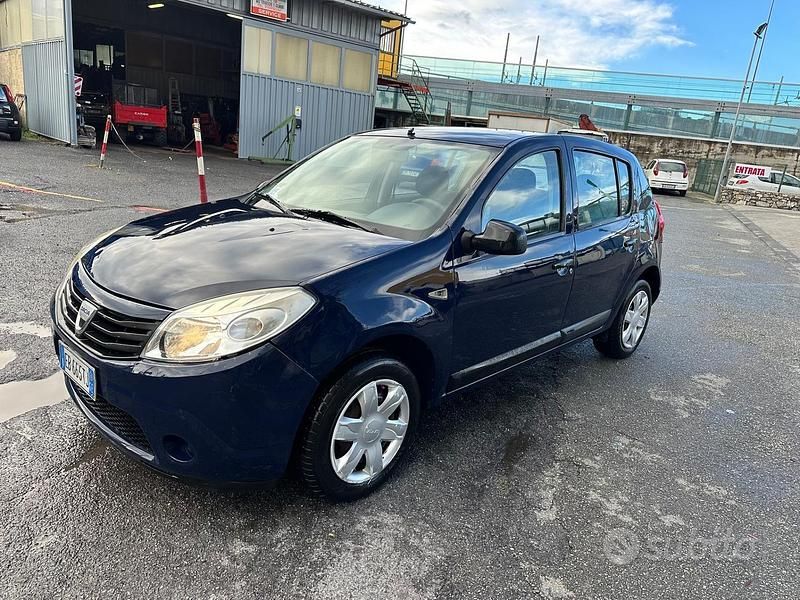 Usata Dacia Sandero Lauréate 74 CV (54 kW) 2010 Blu Berlina