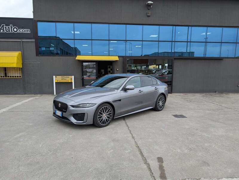 Antracite / metallizzato Usata 2020 Jaguar XE R-Dynamic Tre volumi | 25.700 € (Molto cara) - Immagine 1/4