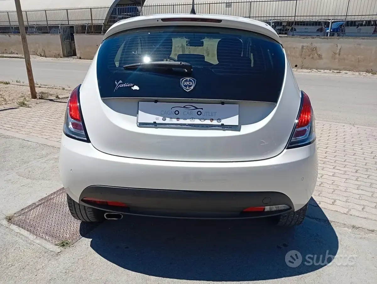 Usata Lancia Ypsilon 69 CV (50 kW) 2015 Bianco Utilitaria
