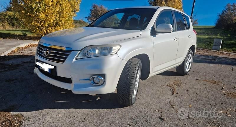 Bianco Usata 2011 Toyota RAV4 Executive SUV | 6000 € (Buon prezzo) - Immagine 1/4