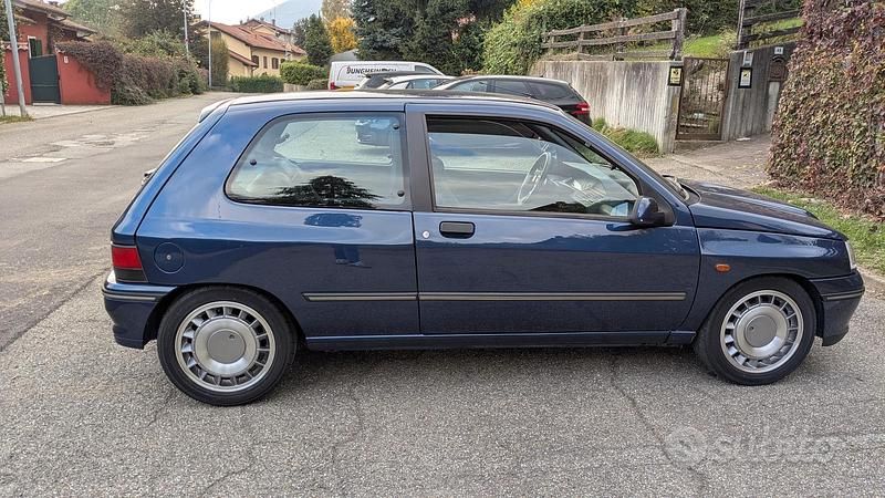 Usata Renault Clio 135 CV (99 kW) 1993 Blu Berlina