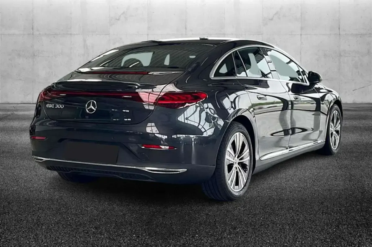 Usado Mercedes EQE300 Premium 108 kW (148 CV) 2025 Negro Coupe