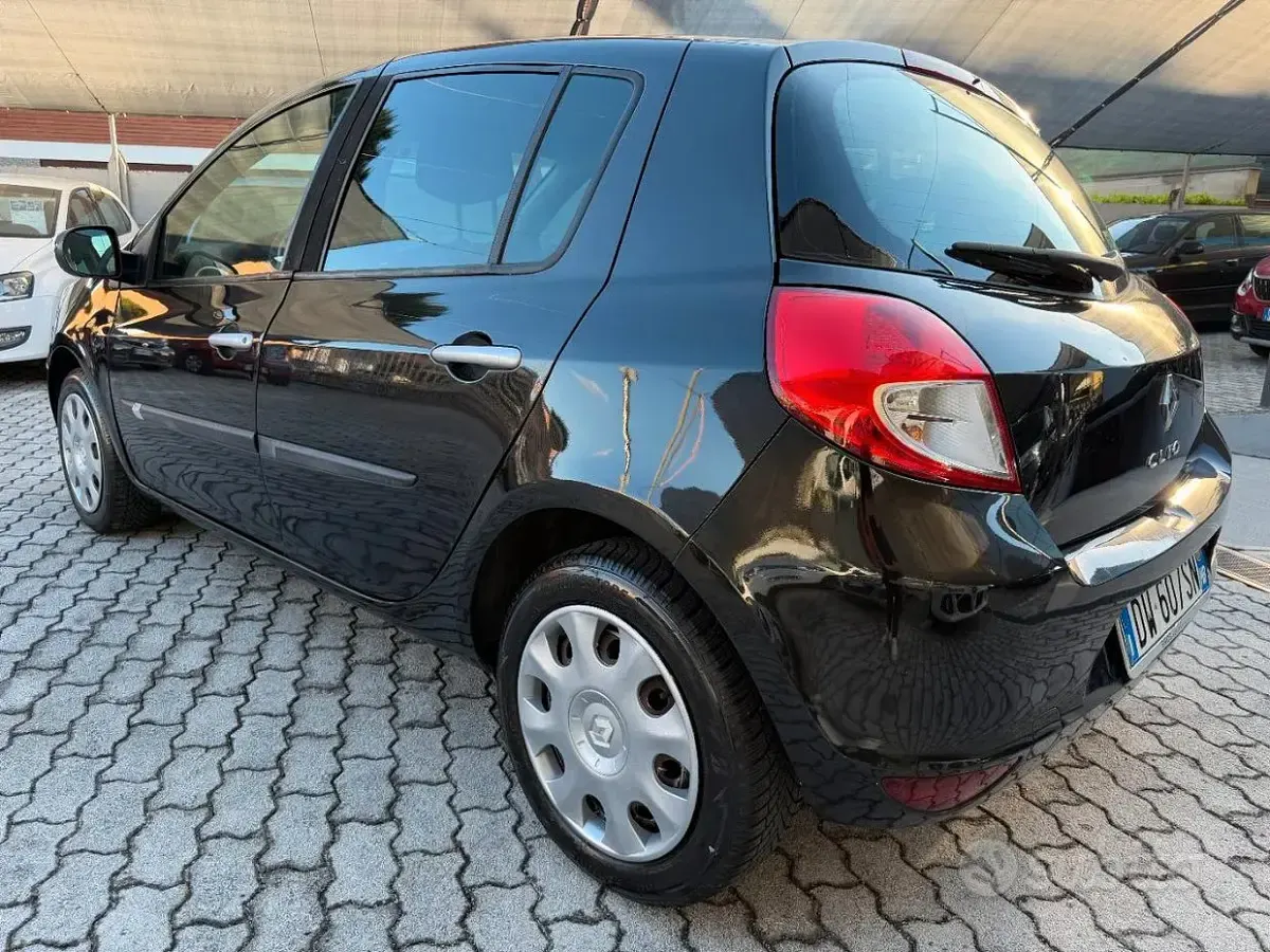 Usata Renault Clio II Dynamique 75 CV (55 kW) 2009 Other Berlina