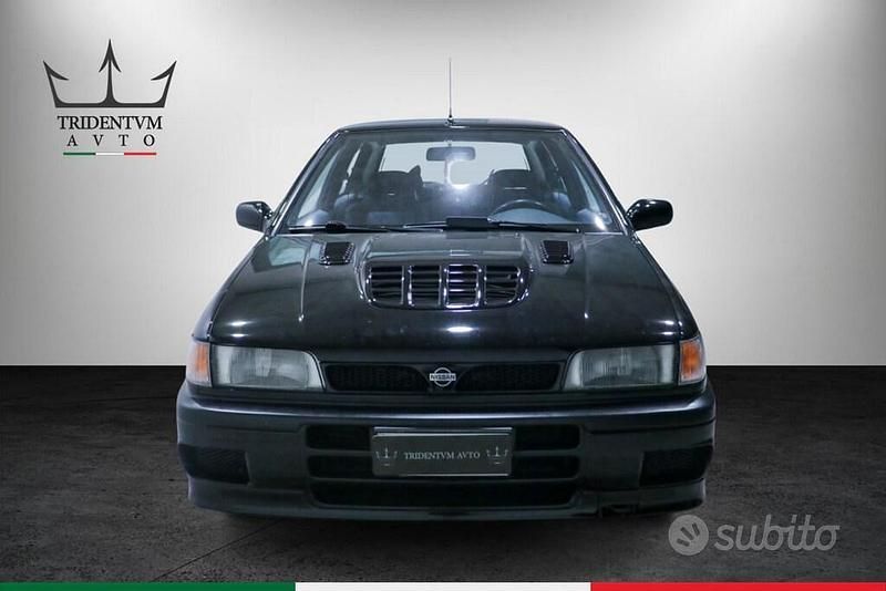 Usata Nissan Sunny 220 CV (161 kW) 1992 Nero Berlina