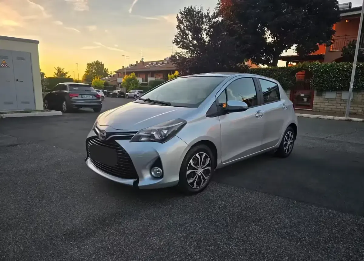Usata Toyota Yaris Hybrid Active 73 CV (53 kW) 2015 Argento Berlina