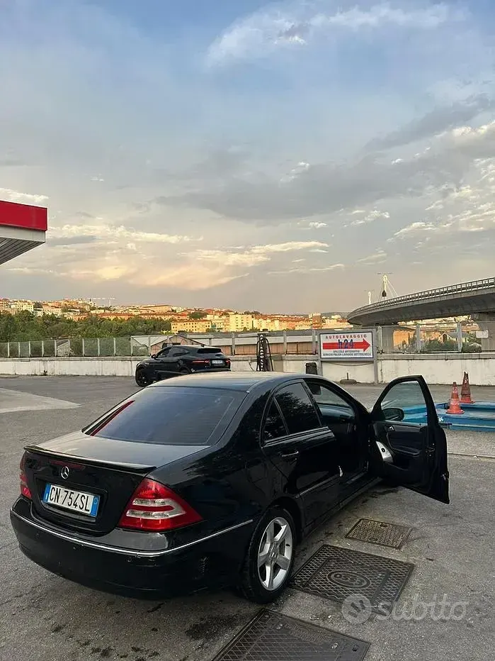 Usata Mercedes C200 122 CV (89 kW) 2005 Nero Berlina