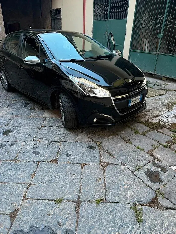 Usata Peugeot 208 82 CV (60 kW) 2018 Nero Utilitaria
