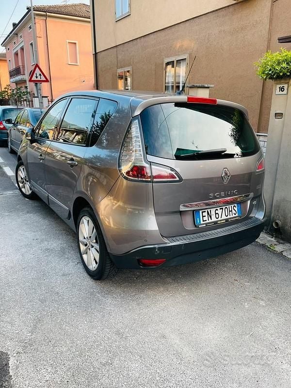 Grigio Usata 2012 Renault Scénic Monovolume | 5000 € (Buon prezzo) - Immagine 1/4