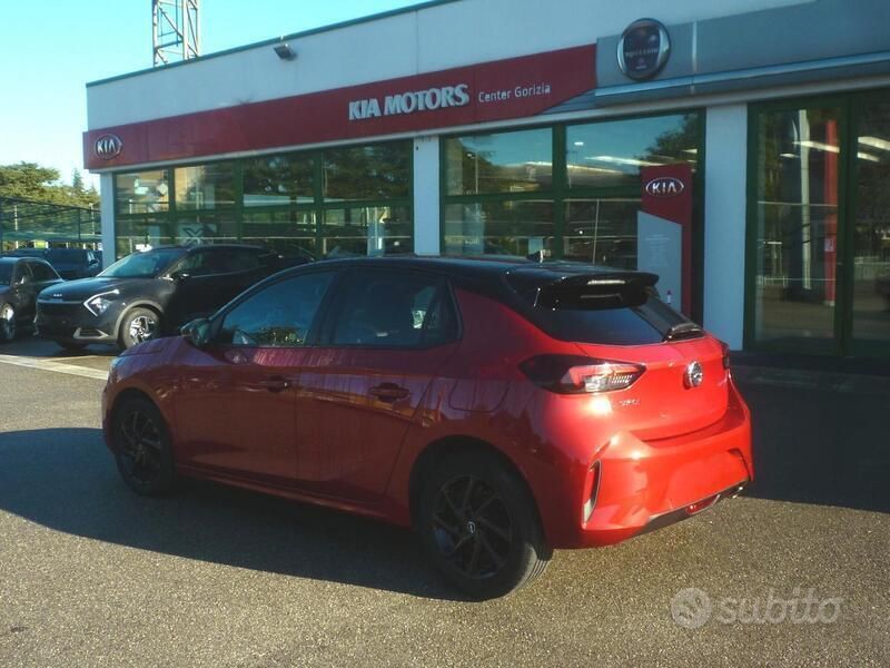 Usata Opel Corsa GS Line 101 CV (74 kW) 2023 Rosso metallizzato / nero Berlina