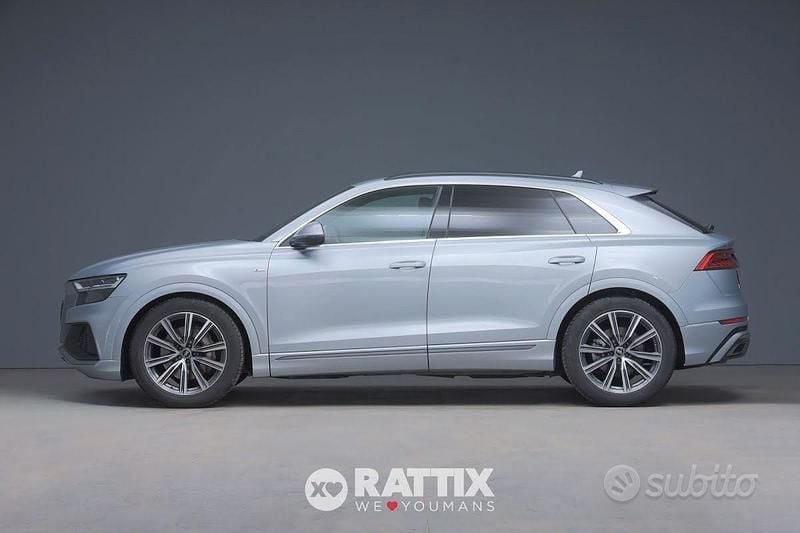 Usata Audi Q8 Sport 231 CV (169 kW) 2023 Argento satellite SUV