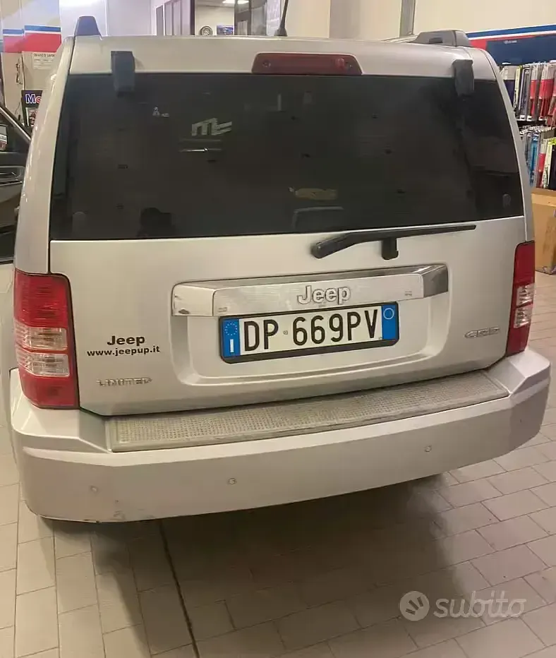 Usata Jeep Cherokee 177 CV (130 kW) 2008 Grigio SUV
