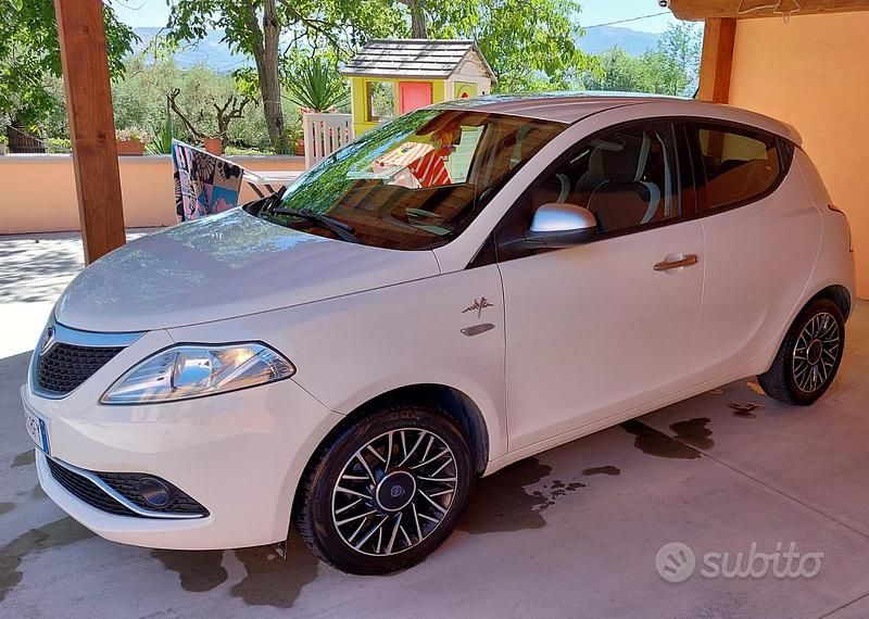 Usata Lancia Ypsilon 95 CV (69 kW) 2016 Bianco Utilitaria