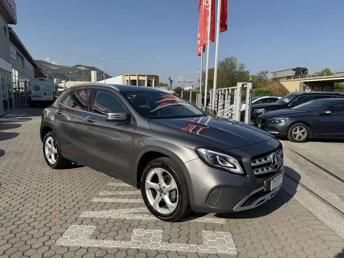 Usata Mercedes GLA200 Premium 136 CV (100 kW) 2017 Grigio cometa SUV