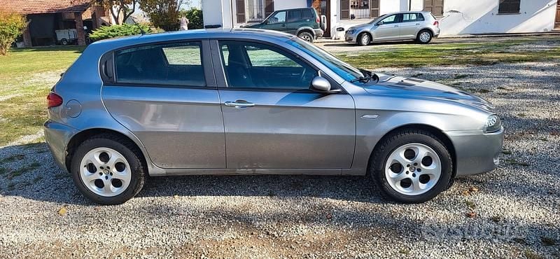 Usata Alfa Romeo 147 120 CV (88 kW) 2008 Grigio Utilitaria