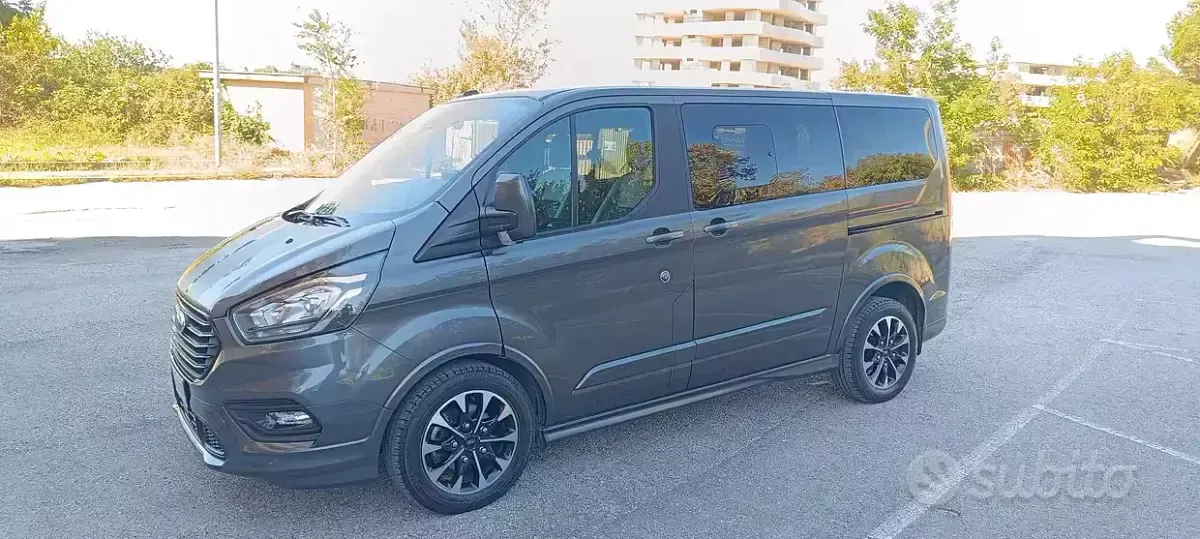 Usata Ford Tourneo Sport 170 CV (125 kW) 2023 Grigio Monovolume