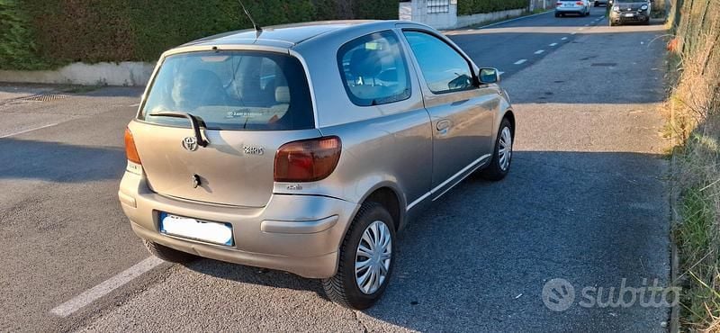 Usata Toyota Yaris 75 CV (55 kW) 2003 Grigio Utilitaria