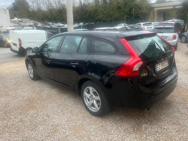 Usata Volvo V60 Kinetic 114 CV (83 kW) 2015 Nero Station wagon