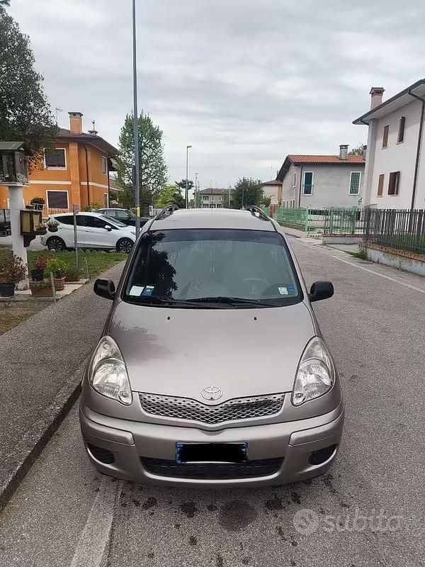 Usata Toyota Yaris Verso 2004 Grigio Monovolume
