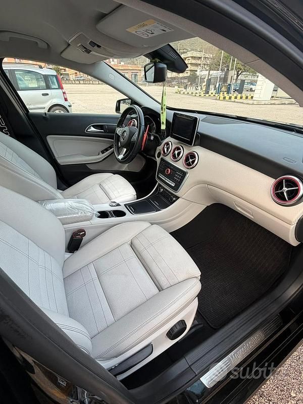 Usata Mercedes A180 Business 109 CV (80 kW) 2016 Nero Berlina