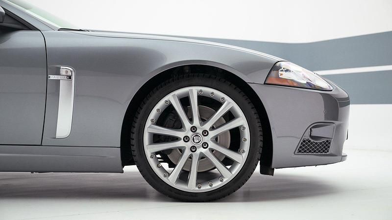 Usata Jaguar XKR S 416 CV (305 kW) 2008 Grigio metallizzato Cabrio