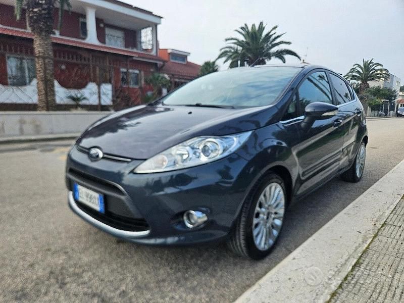 Usata Ford Fiesta Titanium 70 CV (51 kW) 2012 Grigio Utilitaria