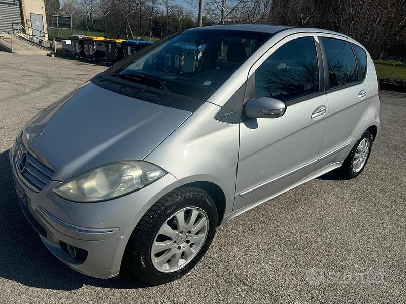 Grigio Usata 2006 Mercedes A170 Avantgarde Tre volumi | 1950 € (Buon prezzo) - Immagine 1/4