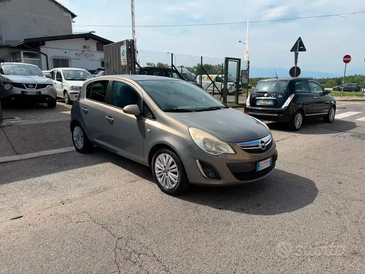 Usata Opel Corsa Cosmo 86 CV (63 kW) 2011 Marrone Utilitaria