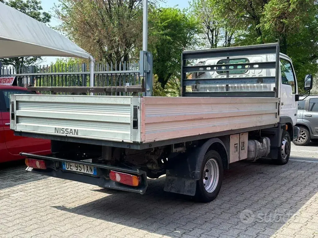 Usata Nissan Cabstar 125 CV (91 kW) 2006 Bianco Pick-up