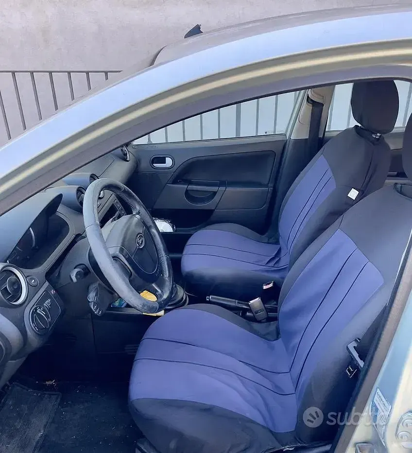 Usata Ford Fiesta 68 CV (50 kW) 2004 Grigio Utilitaria