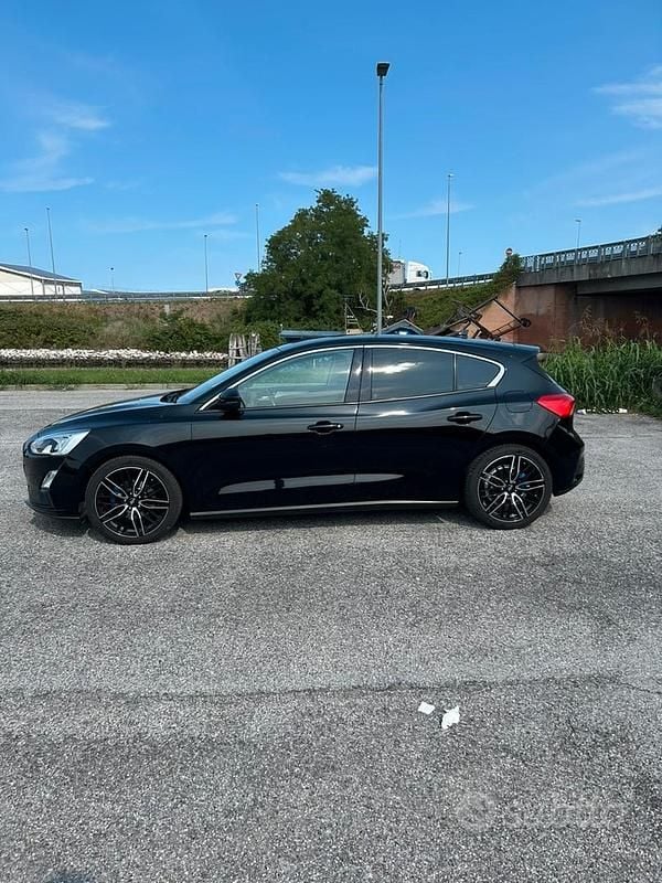 Nero Usata 2018 Ford Focus Tre volumi | 9500 € (Super prezzo) - Immagine 1/4