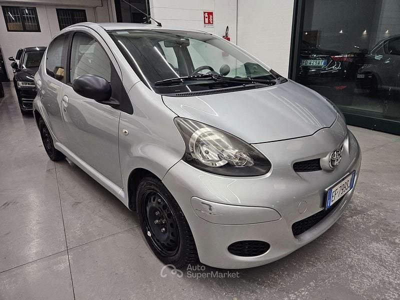 Argento Usata 2011 Toyota Aygo Connect Style Due volumi | 6700 € (Buon prezzo) - Immagine 1/4