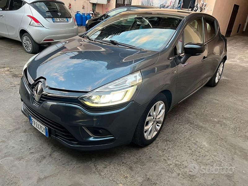Grigio Usata 2019 Renault Clio IV Tre volumi | 7690 € (Ottimo prezzo) - Immagine 1/4