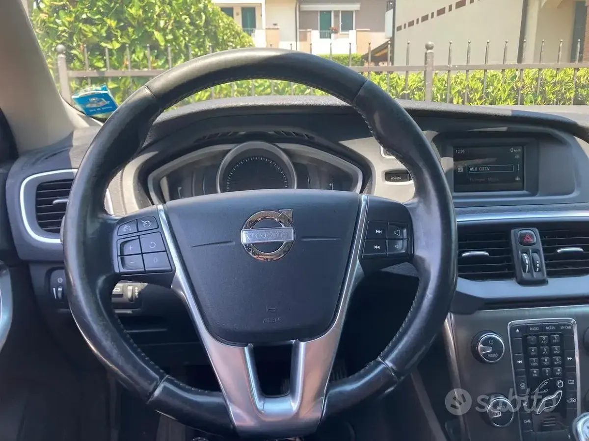 Usata Volvo V40 Momentum 115 CV (84 kW) 2012 Nero Utilitaria