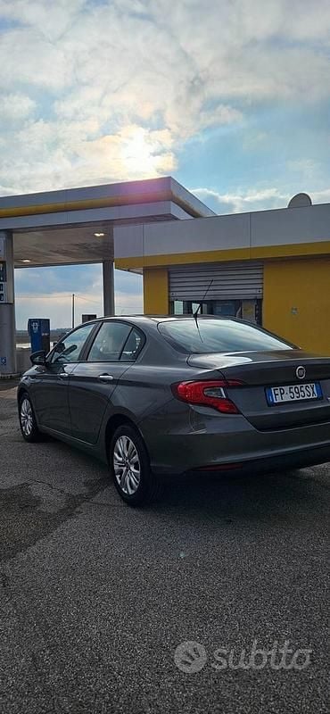 Usata Fiat Tipo Easy 120 CV (88 kW) 2018 Grigio Berlina