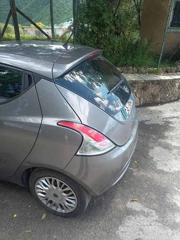 Usata Lancia Ypsilon 95 CV (69 kW) 2018 Grigio Utilitaria