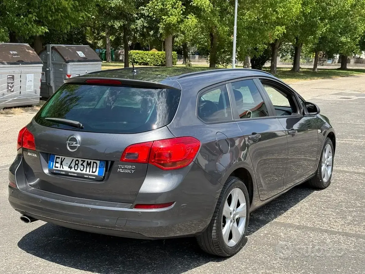 Usata Opel Astra 140 CV (102 kW) 2012 Grigio Station wagon