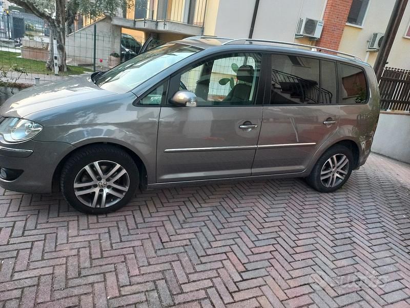 Usata 2008 VW Touran Highline Monovolume | 4000 € (Cara) - Immagine 1/4