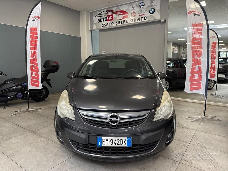 Grau Gebraucht 2013 Opel Corsa Edition Limousine | 4899 € (Fairer Preis) - Bild 1/4