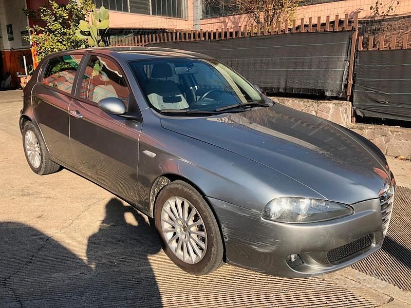 Usata Alfa Romeo 147 Progression 105 CV (77 kW) 2006 Grigio Utilitaria