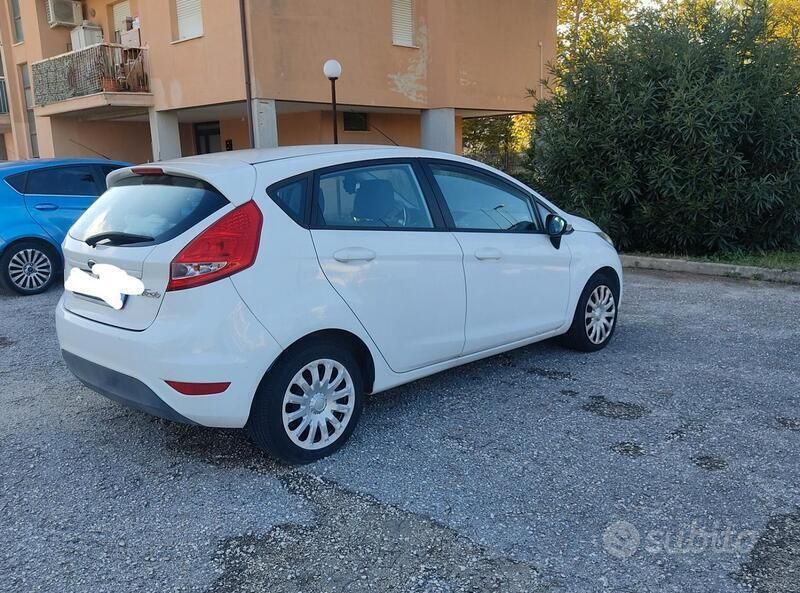Usata Ford Fiesta 75 CV (55 kW) 2011 Bianco Utilitaria