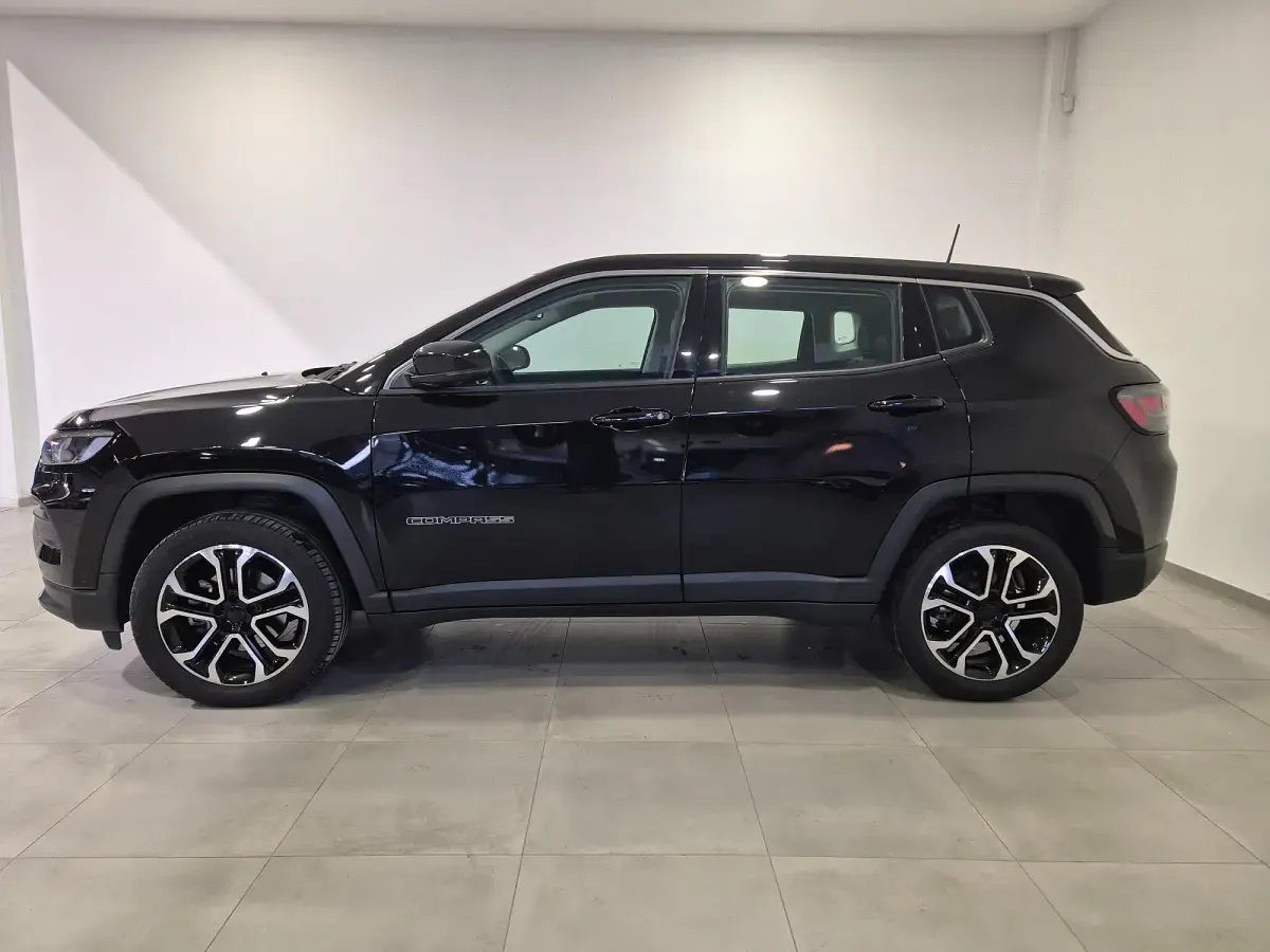 Usado Jeep Compass Altitude 131 CV (96 kW) 2024 Negro SUV