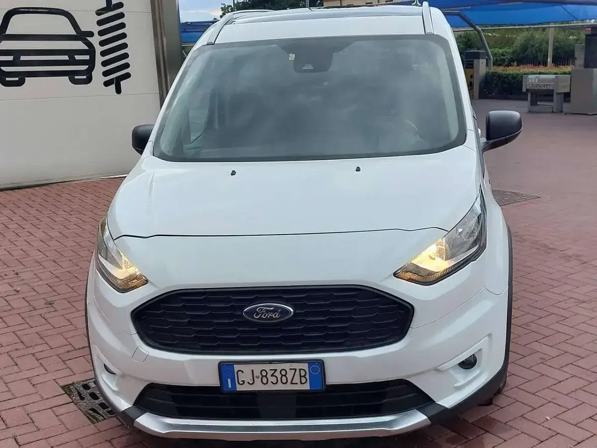 Usata Ford Tourneo Connect Active 120 CV (88 kW) 2022 Bianco Monovolume
