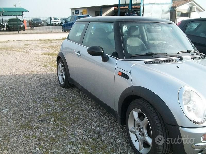 Usata Mini Cooper 116 CV (85 kW) 2004 Grigio Utilitaria