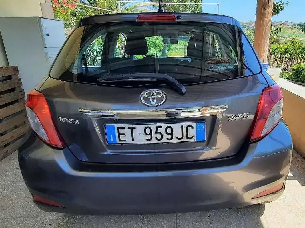 Usata Toyota Yaris Lounge 90 CV (66 kW) 2013 Grigio Utilitaria