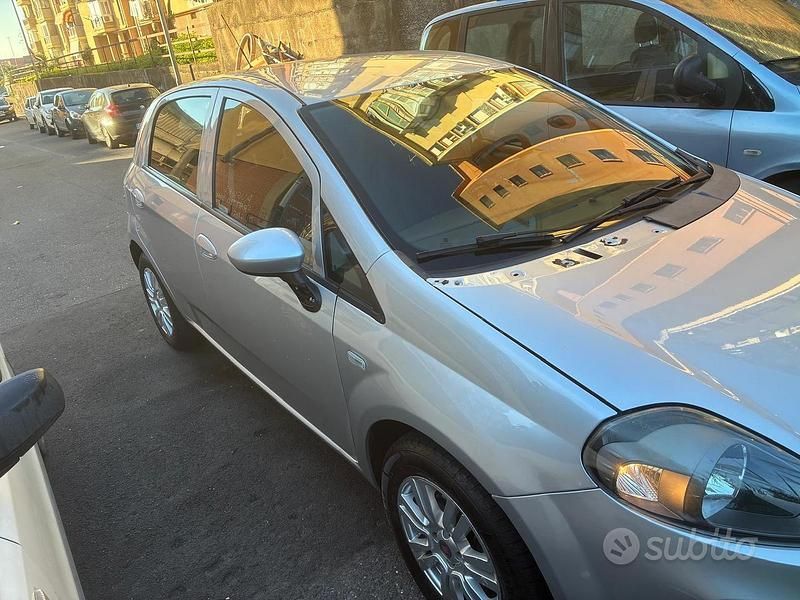 Grigio Usata 2016 Fiat Grande Punto Due volumi | 5500 € (Buon prezzo) - Immagine 1/4